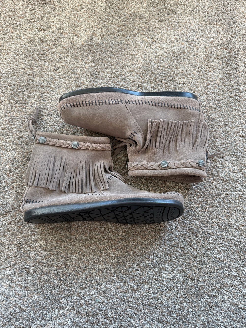 Minnetonka Taupe Fringe Ankle Suede Style Boots Womens Size 8